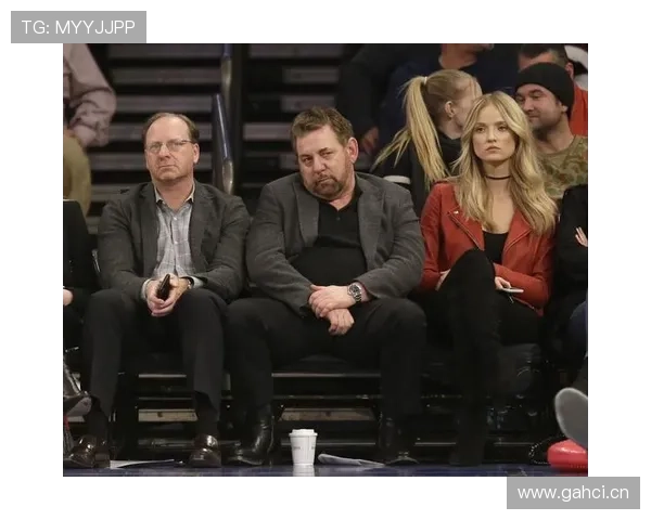 索汉蓝橙发亮相尼克斯谈纽约缘